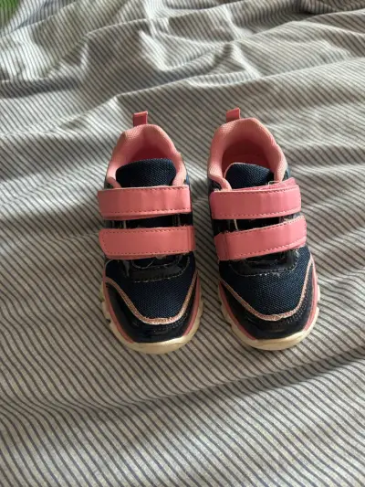 Zapatillas deportivas infantiles azul y rosado - miniatura 1