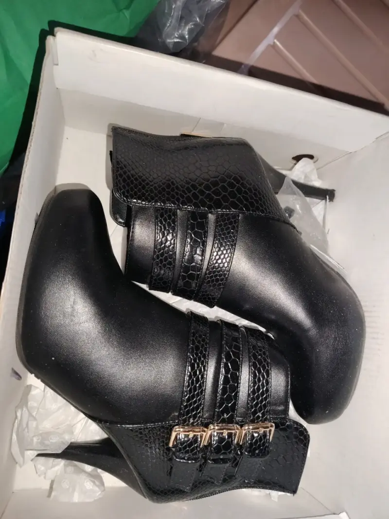 Botines de cuero negro con hebillas doradas - 1