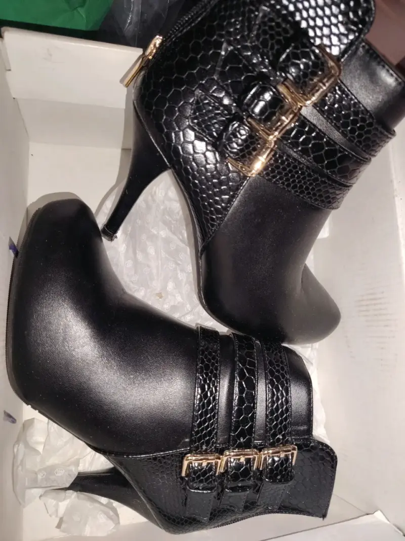 Botines de cuero negro con hebillas doradas - 2