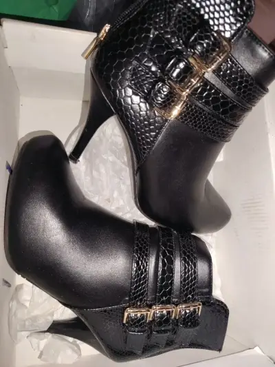 Botines de cuero negro con hebillas doradas - miniatura 2