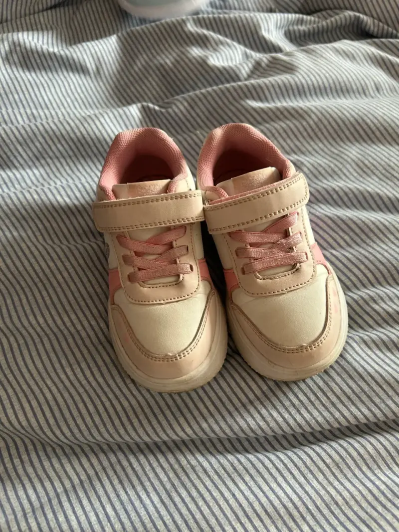 Zapatillas infantiles rosadas con velcro - 1
