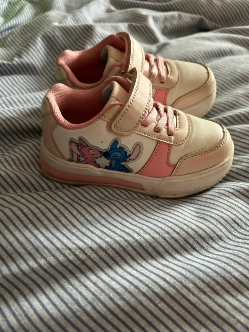 Zapatillas infantiles rosadas con velcro - 2
