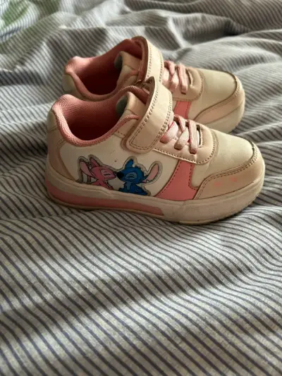 Zapatillas infantiles rosadas con velcro - miniatura 2