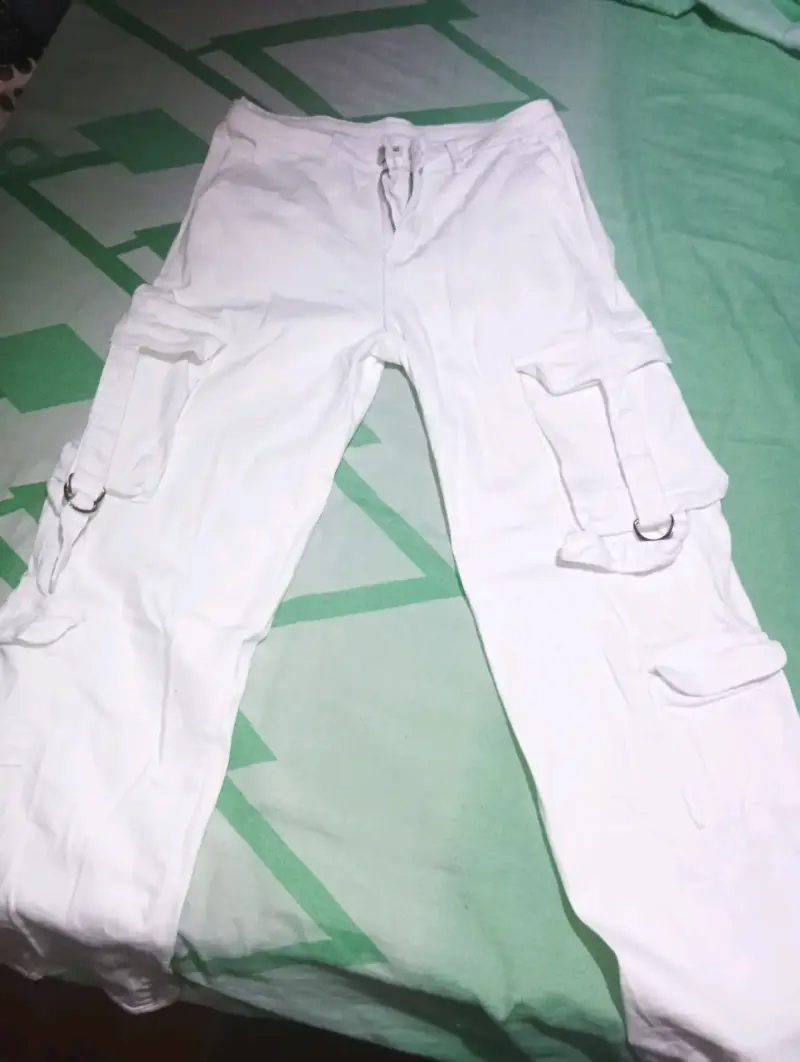Pantalones cargo blancos con bolsillos múltiples - 1
