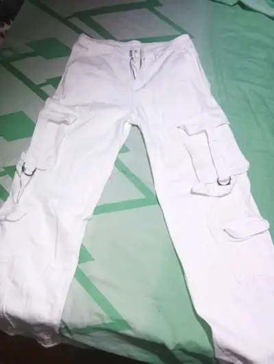 Pantalones cargo blancos con bolsillos múltiples - miniatura 1