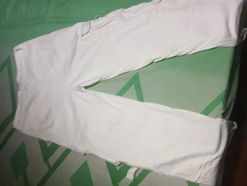 Pantalones cargo blancos con bolsillos múltiples - 2