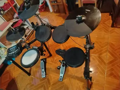 Batería electrónica completa con pedal y platillos - miniatura 1