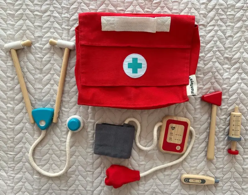 Set de juego médico infantil de madera PlanToys