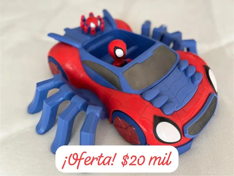 Auto de juguete Spiderman con diseño de araña