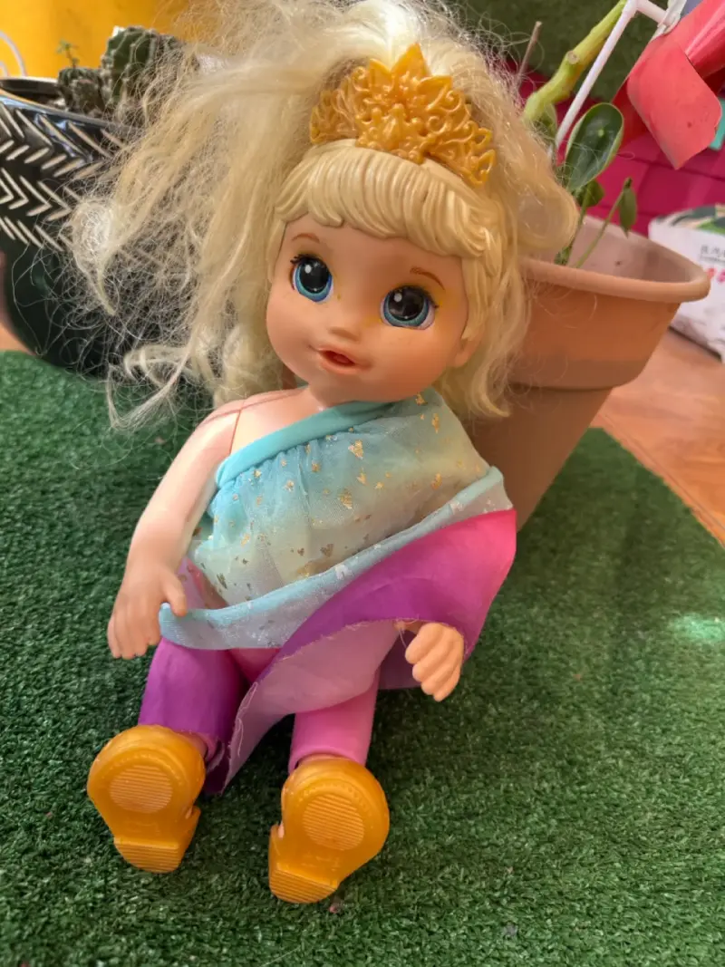 Muñeca princesa con vestido colorido
