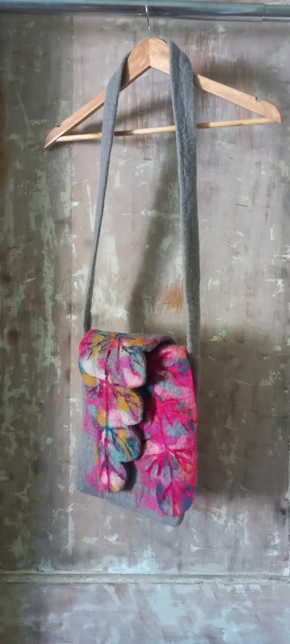 Cartera de fieltro artesanal colorida - 1