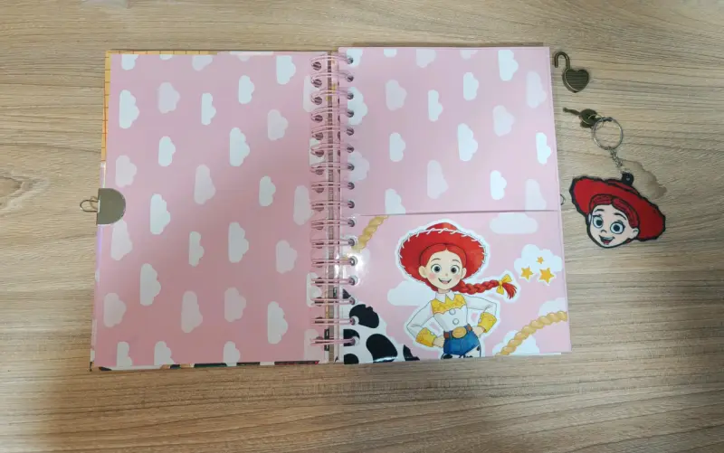 Diario Toy Story con llavero 3D y stickers - 2