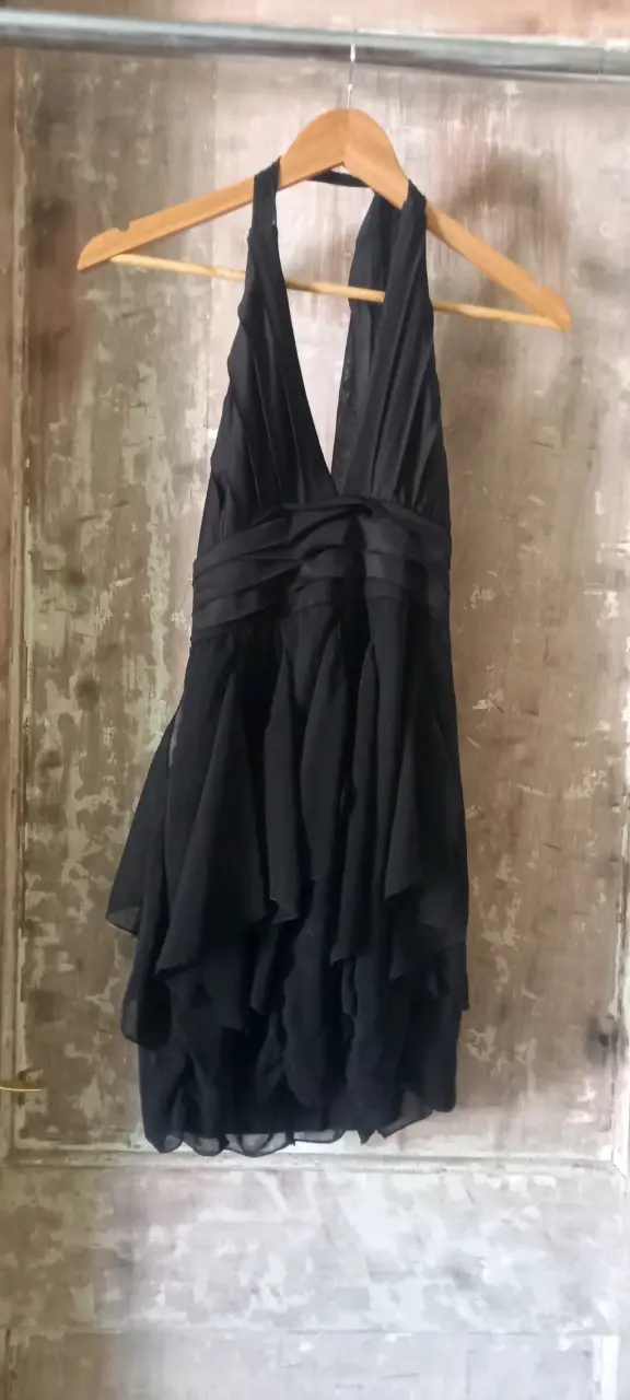 Vestido negro elegante con volantes - 1