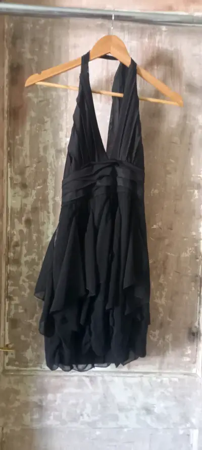 Vestido negro elegante con volantes - miniatura 1