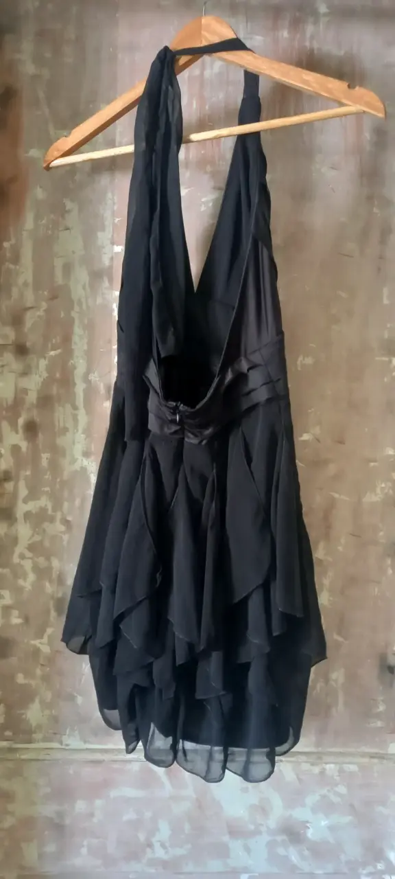 Vestido negro elegante con volantes - 2