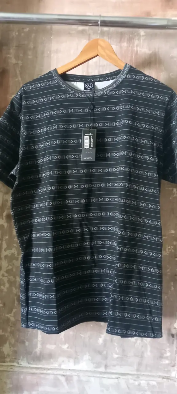 Polera estampada negra Maui and Sons - 1