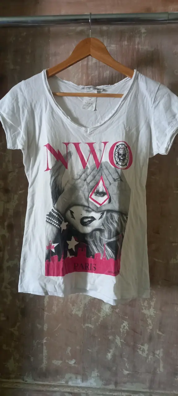 Polera blanca con diseño gráfico NWO