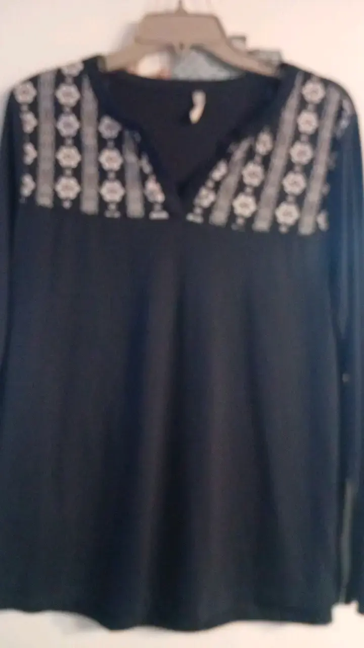 Blusa negra con bordado floral