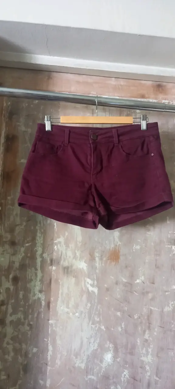 Shorts de mujer color burdeo Tinseltown