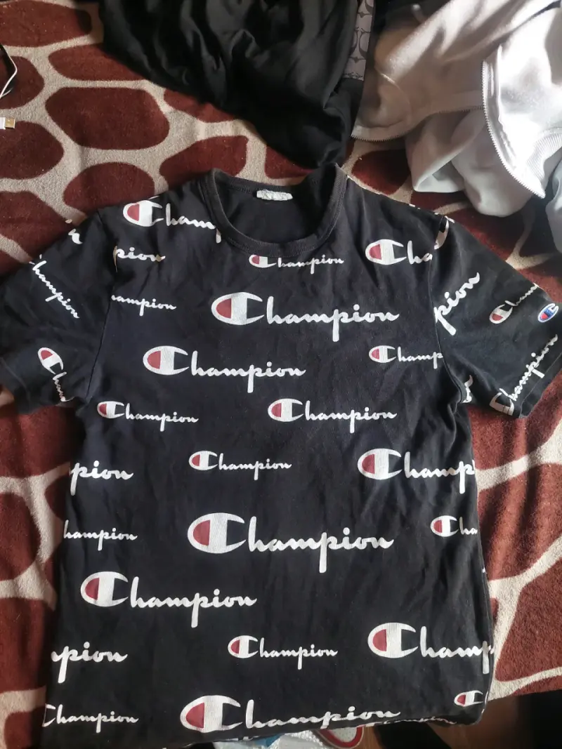 Polera negra Champion con logo repetido - 1