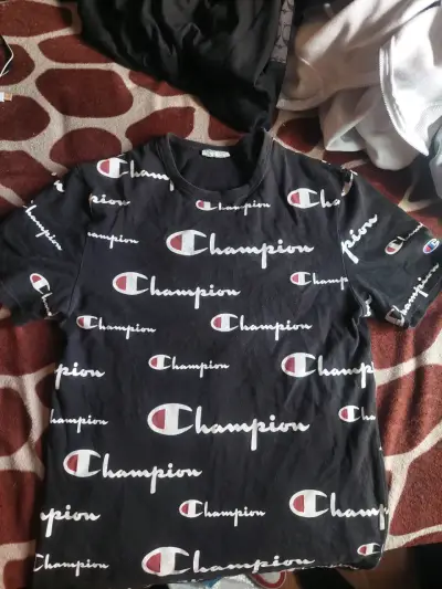 Polera negra Champion con logo repetido - miniatura 1
