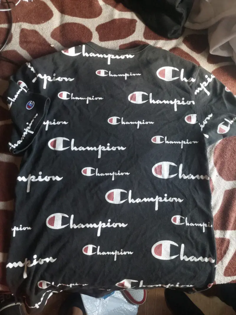 Polera negra Champion con logo repetido - 2