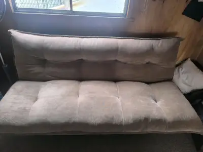 Sofá cama beige en buen estado - miniatura 1