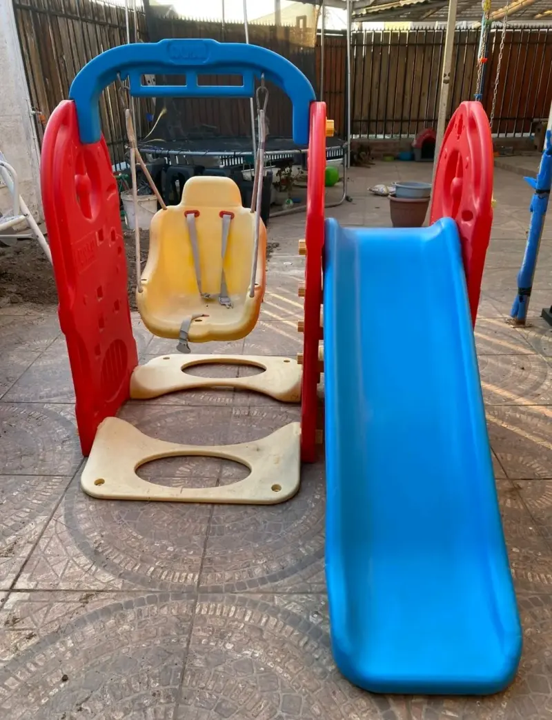 Columpio y resbalín infantil de plástico