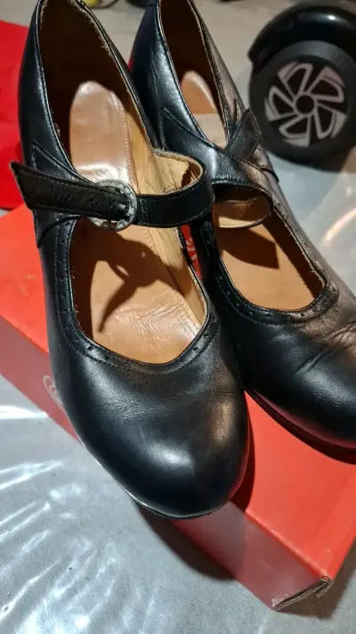 Zapato de tacón negro con correa - miniatura 1