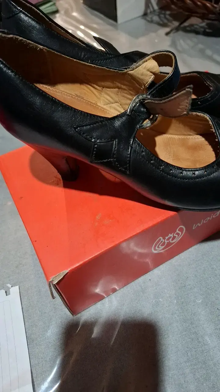 Zapato de tacón negro con correa - 2