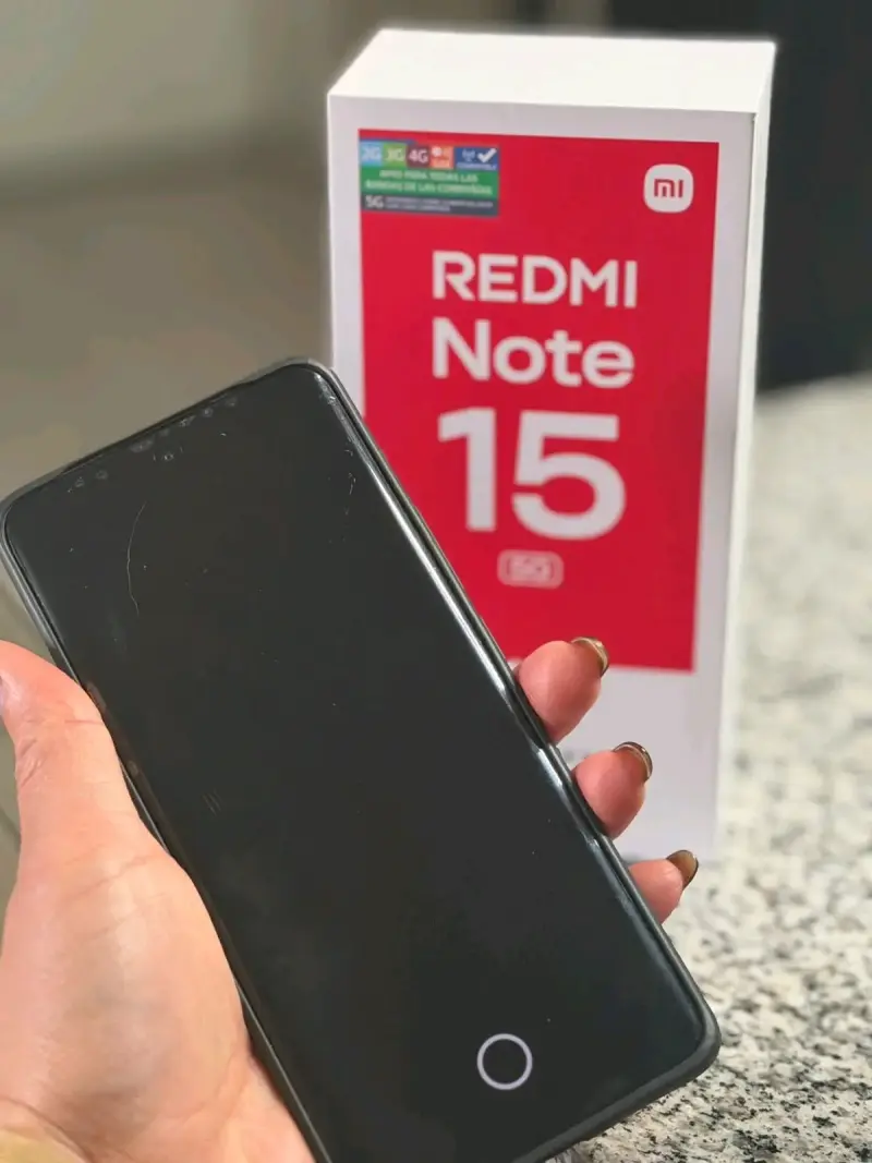 Smartphone Xiaomi Redmi Note 15 con caja