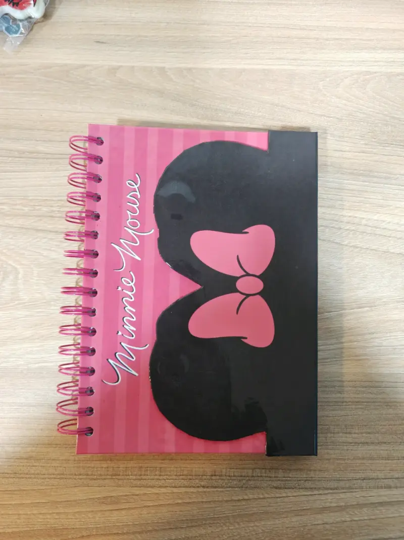 Agenda Minnie Mouse con diseño rosa - 1