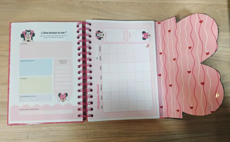 Agenda Minnie Mouse con diseño rosa - 4