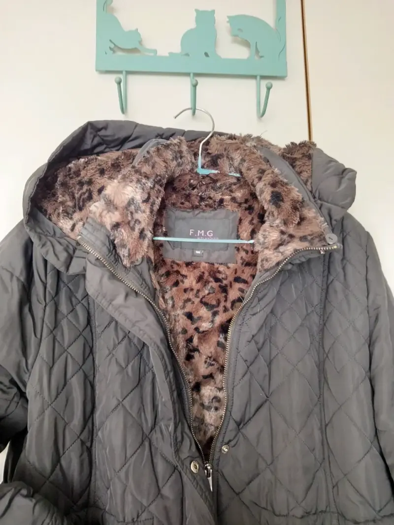 Abrigo acolchado negro con capucha y forro de leopardo - 2