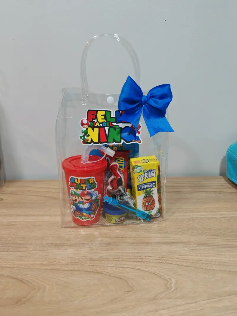Kit de Regalo con Vaso Personalizado y Dulces - 1