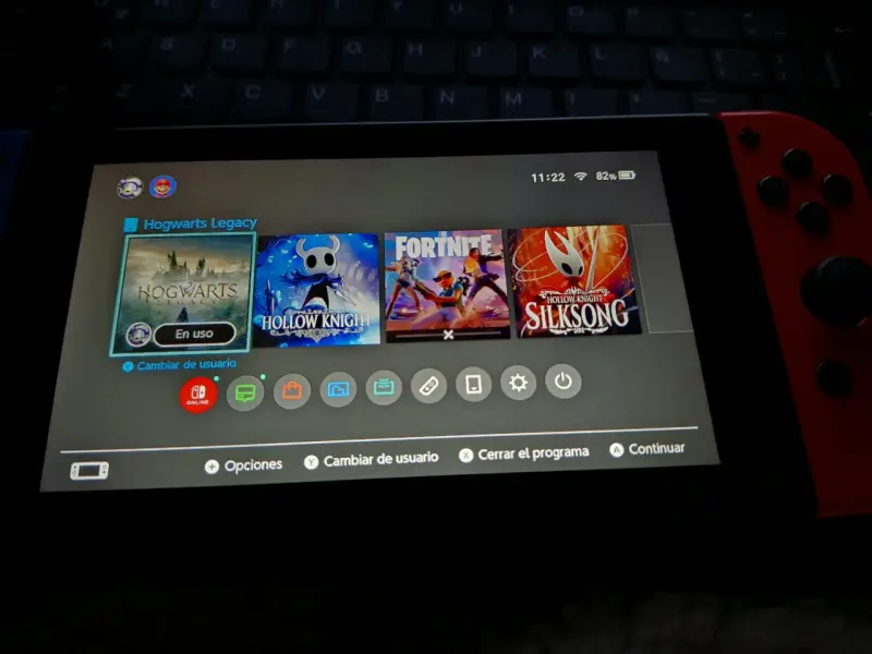 Consola Nintendo Switch con Joy-Con Azul y Rojo - 2