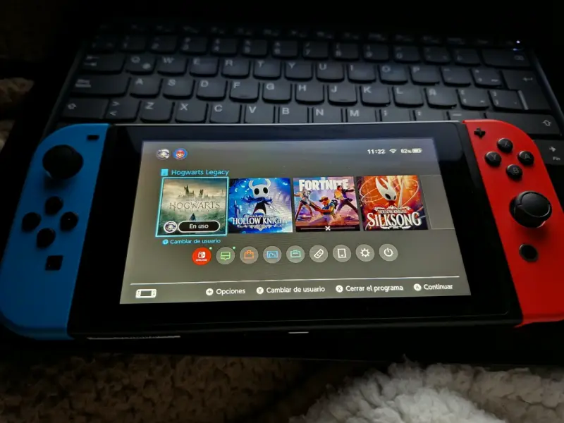Consola Nintendo Switch con Joy-Con Azul y Rojo - 3