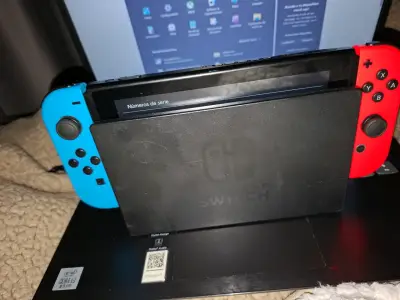 Consola Nintendo Switch con Joy-Con Azul y Rojo - miniatura 4