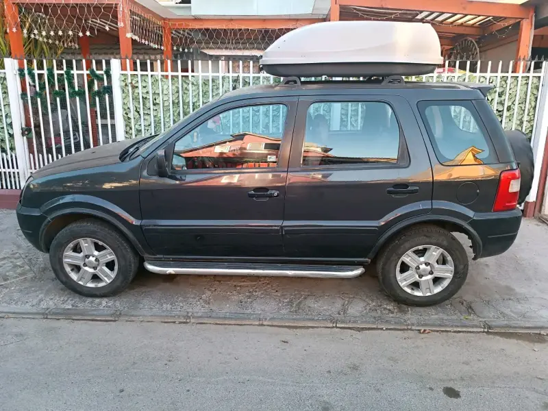 Camioneta Ford Ecosport con porta equipaje