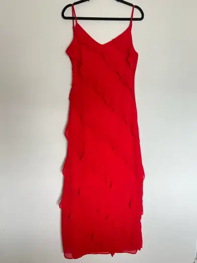 Vestido rojo con tirantes y diseño de volantes - miniatura 1