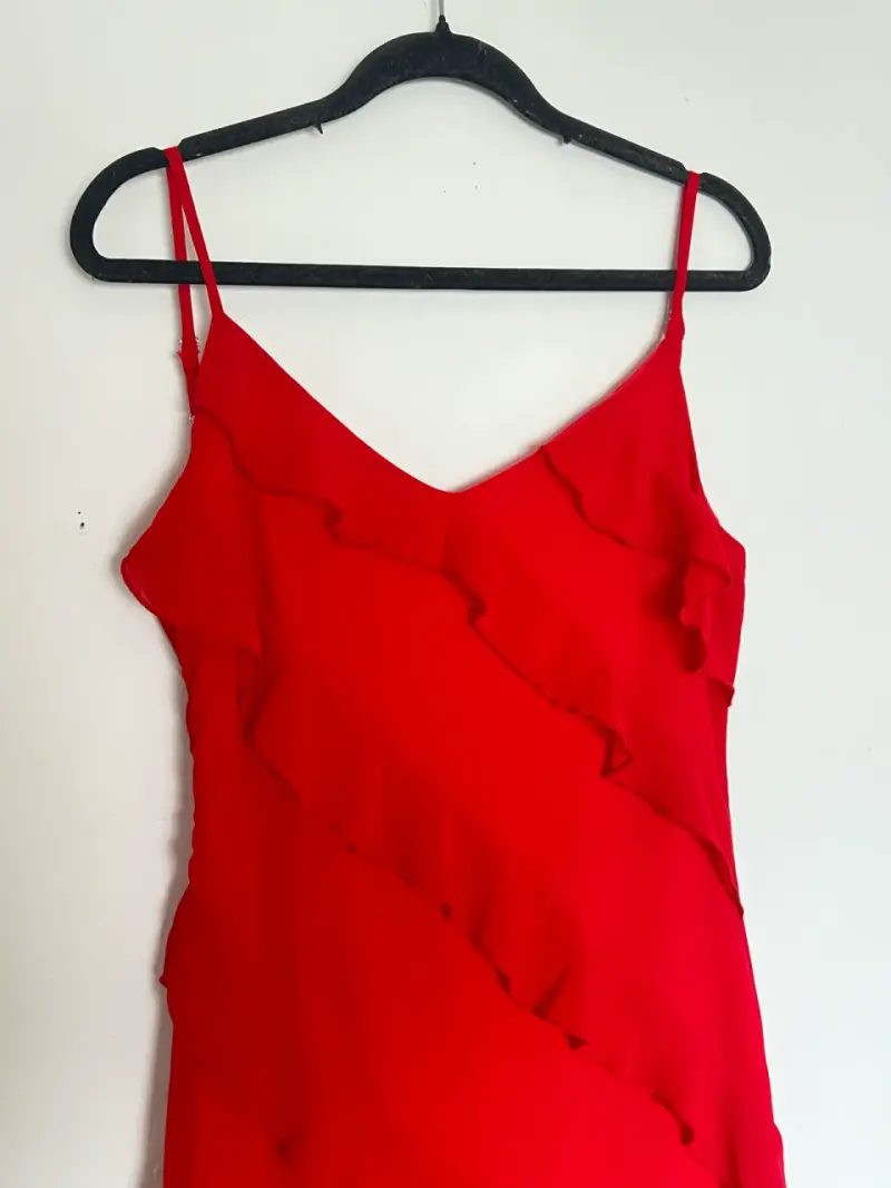 Vestido rojo con tirantes y diseño de volantes - 2