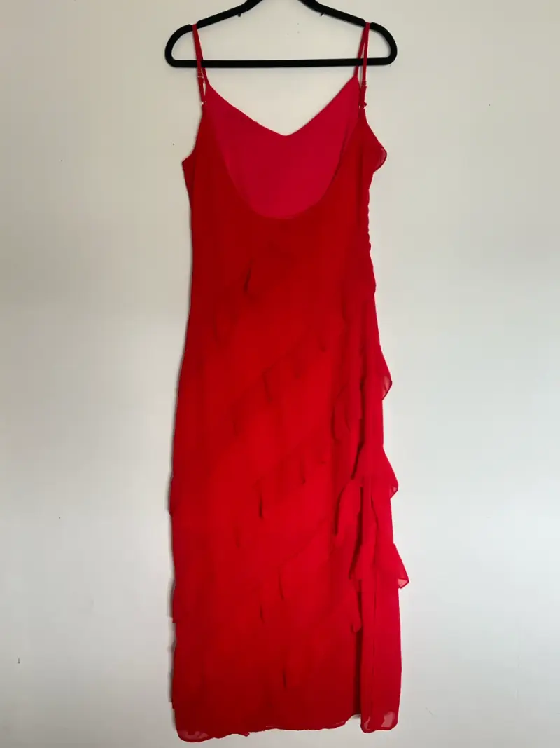 Vestido rojo con tirantes y diseño de volantes - 3