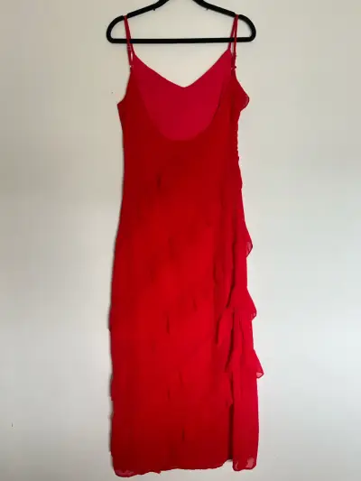 Vestido rojo con tirantes y diseño de volantes - miniatura 3