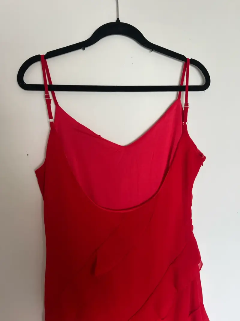 Vestido rojo con tirantes y diseño de volantes - 4