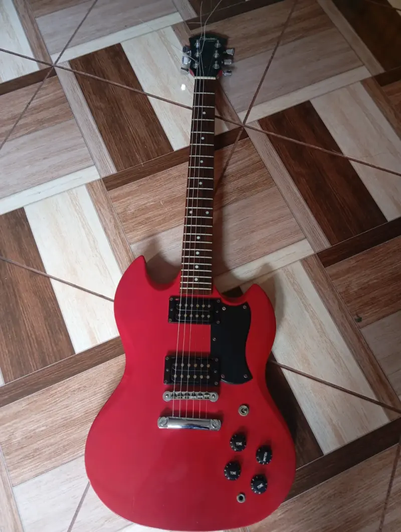 Guitarra eléctrica Squier roja con funda - 1