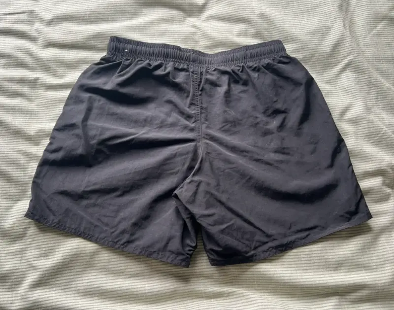 Shorts deportivos negros con logo verde - 2