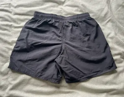 Shorts deportivos negros con logo verde - miniatura 2