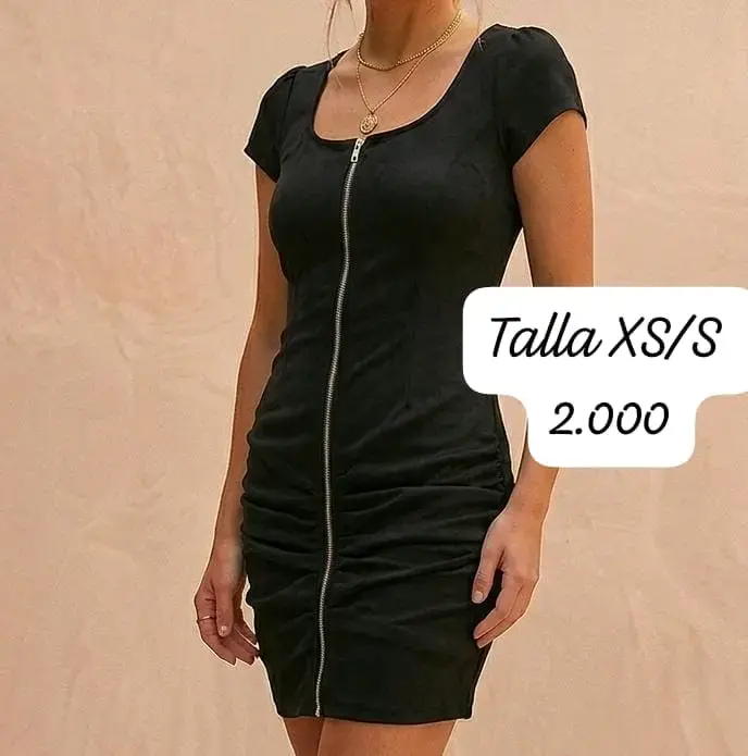 Vestido negro ajustado con cierre frontal