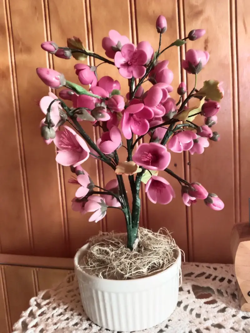 Arreglo floral artificial en maceta blanca