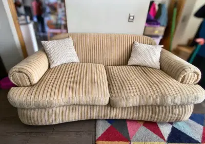 Sofá de dos plazas beige con cojines - miniatura 1